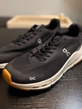 On Running Black Athletic Sneakers with White Midsole and Gum Toe